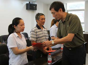 省總工會黨組書記、副主席陳震一行到順昌虹潤精密儀器有限公司慰問困難職工